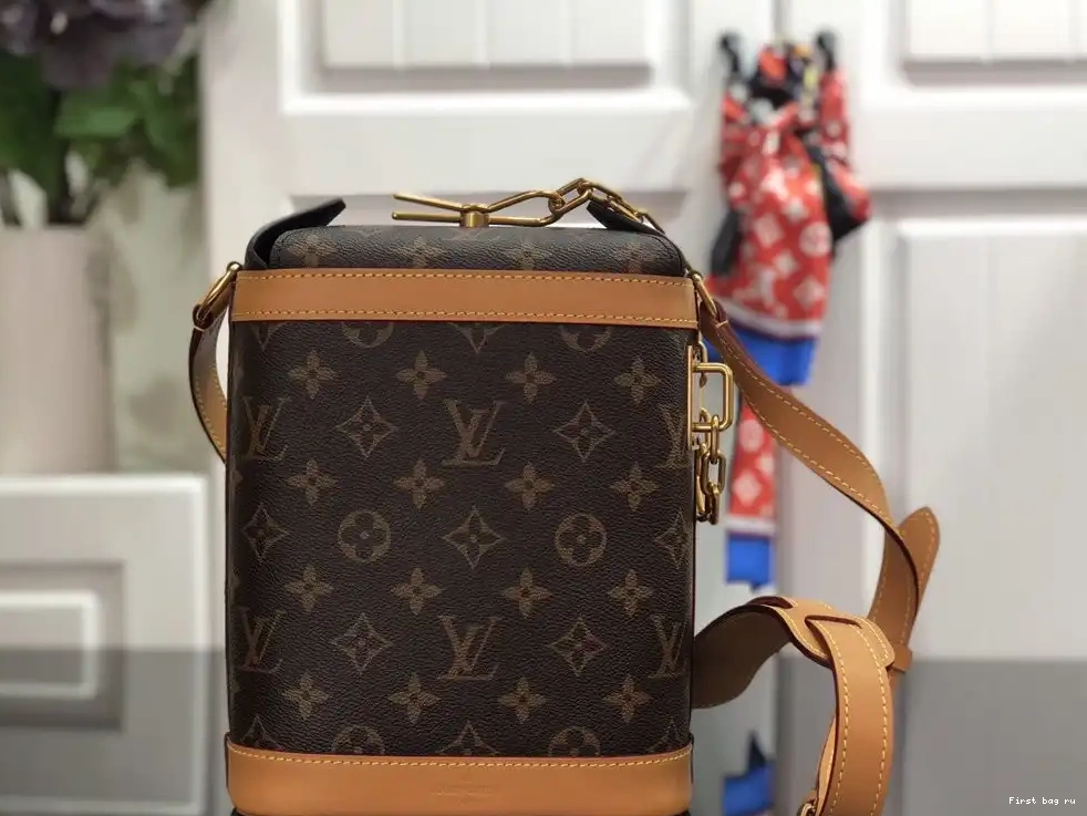 First bag ru LOUIS CHALK BAG VUITTON 0515